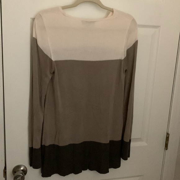 Neutral Lightweight Color-block Sweater - Picture 4 of 5